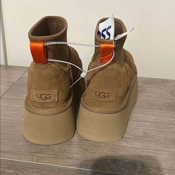 UGG Classic Mini Dipper Suede boots in the color Chestnut Size 7 NWT - Picture 9 of 16